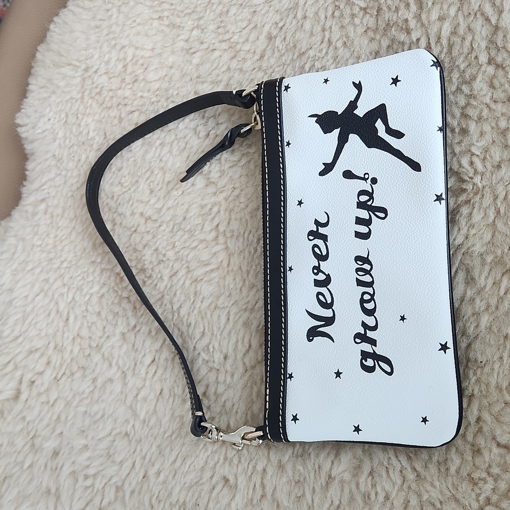 Adorable Dooney & Bourke Disney X Peter Pan Never Grow Up Wristlet Bag 🖤💚🧚‍♂️